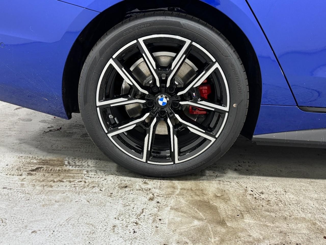 BMW i4 Vehicle Full-screen Gallery Image 5