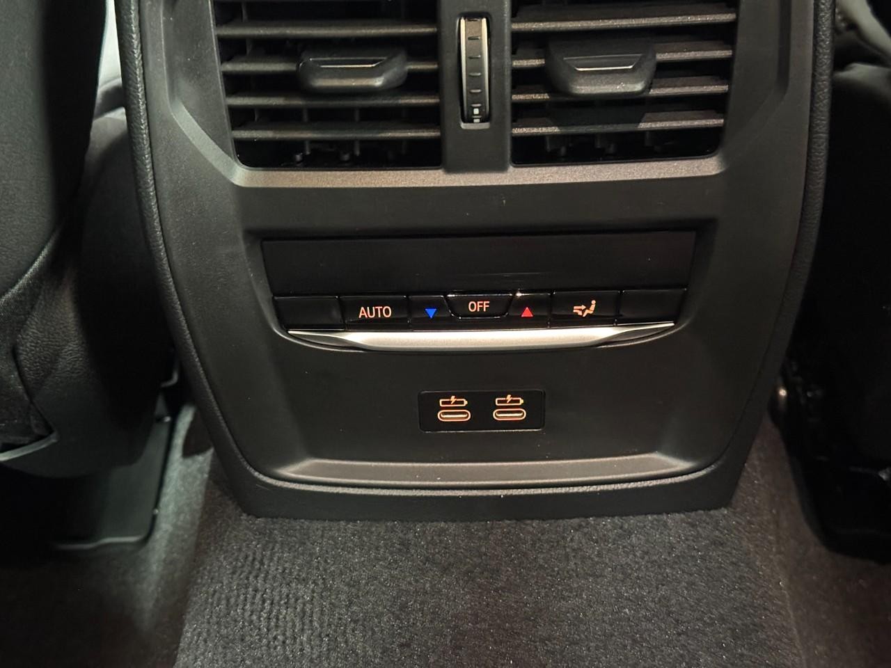 BMW i4 Vehicle Full-screen Gallery Image 11
