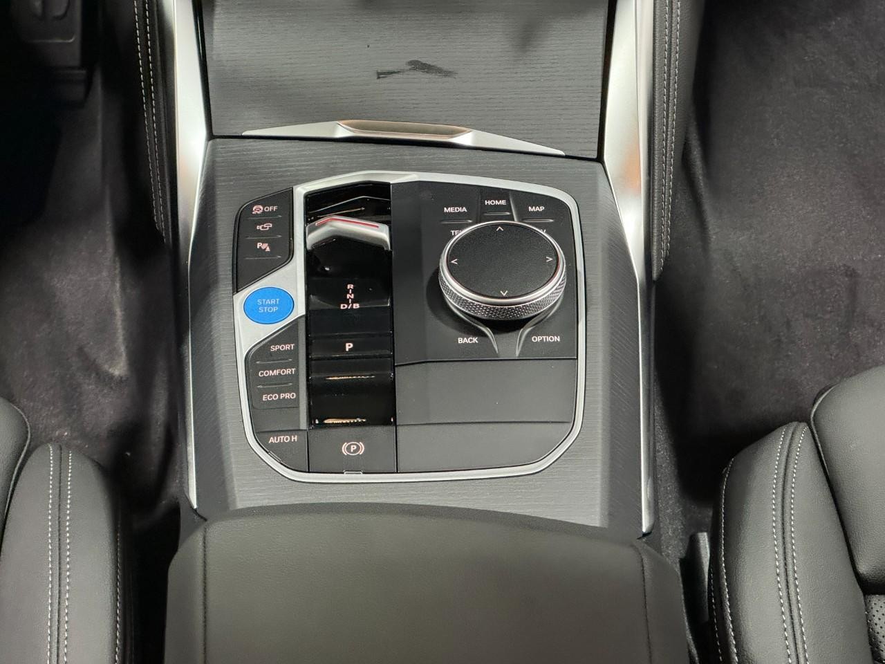 BMW i4 Vehicle Full-screen Gallery Image 16