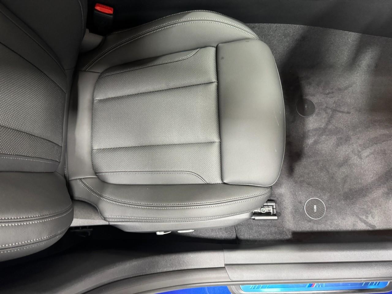 BMW i4 Vehicle Full-screen Gallery Image 19