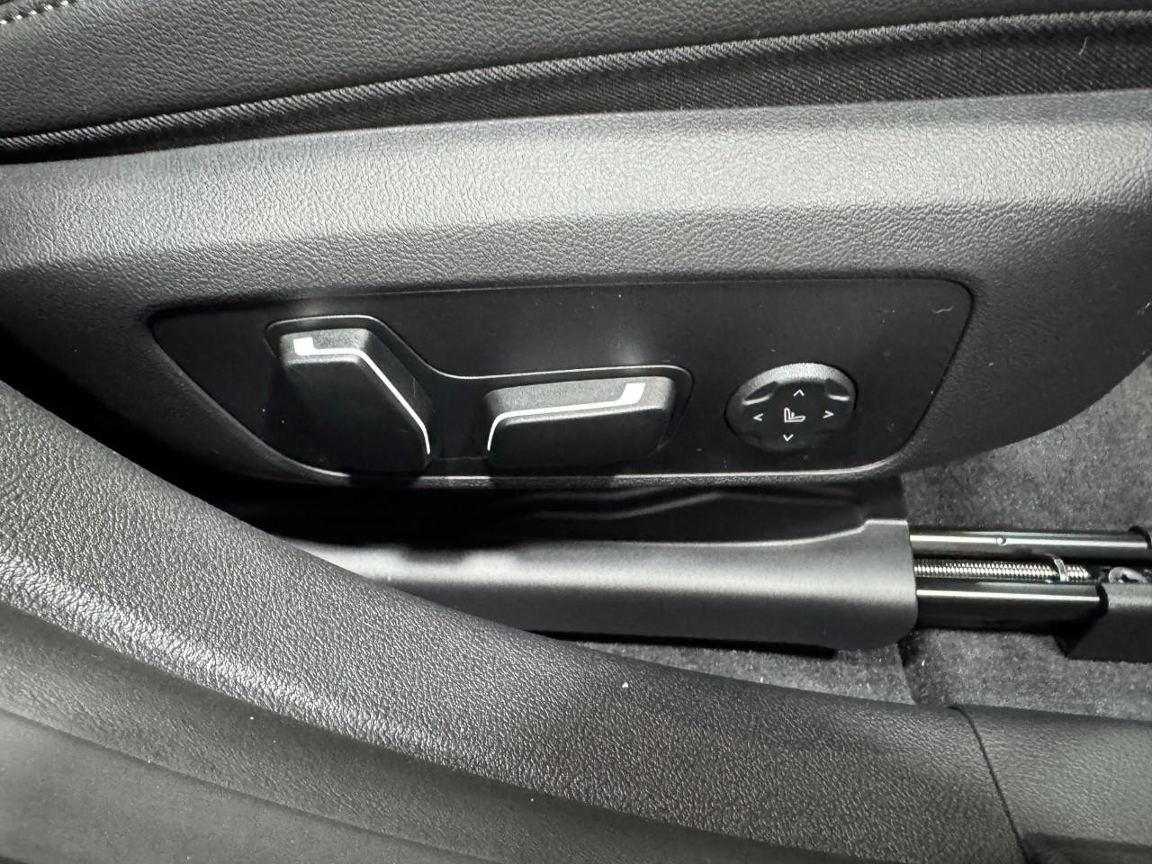 BMW i4 Vehicle Full-screen Gallery Image 20