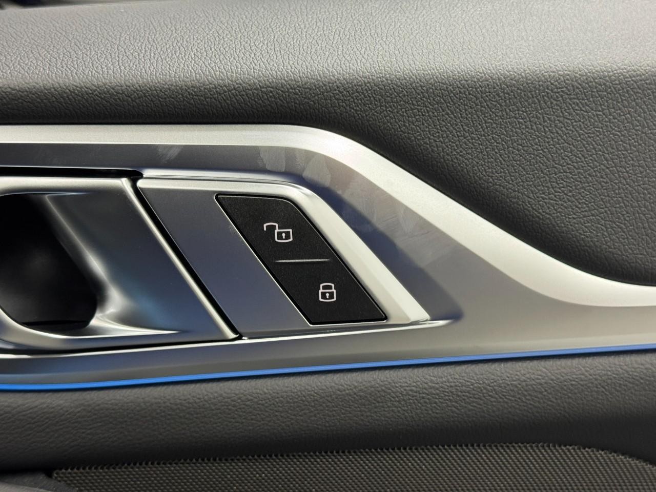 BMW i4 Vehicle Full-screen Gallery Image 21