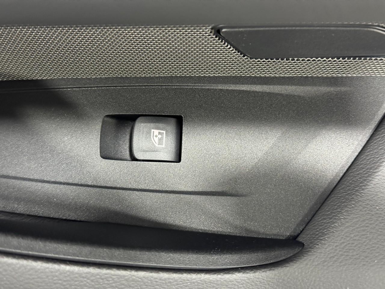 BMW i4 Vehicle Full-screen Gallery Image 22