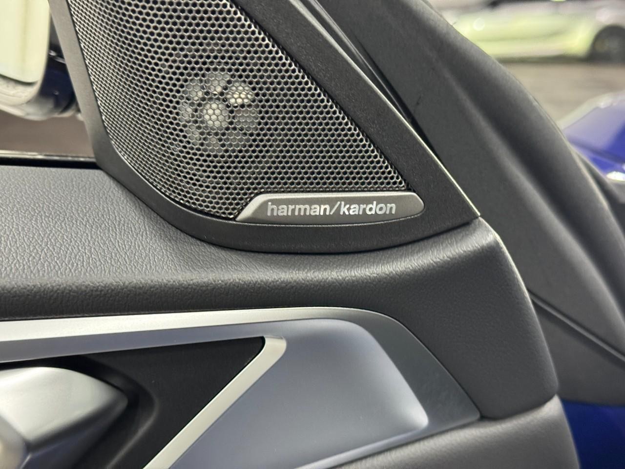 BMW i4 Vehicle Full-screen Gallery Image 23
