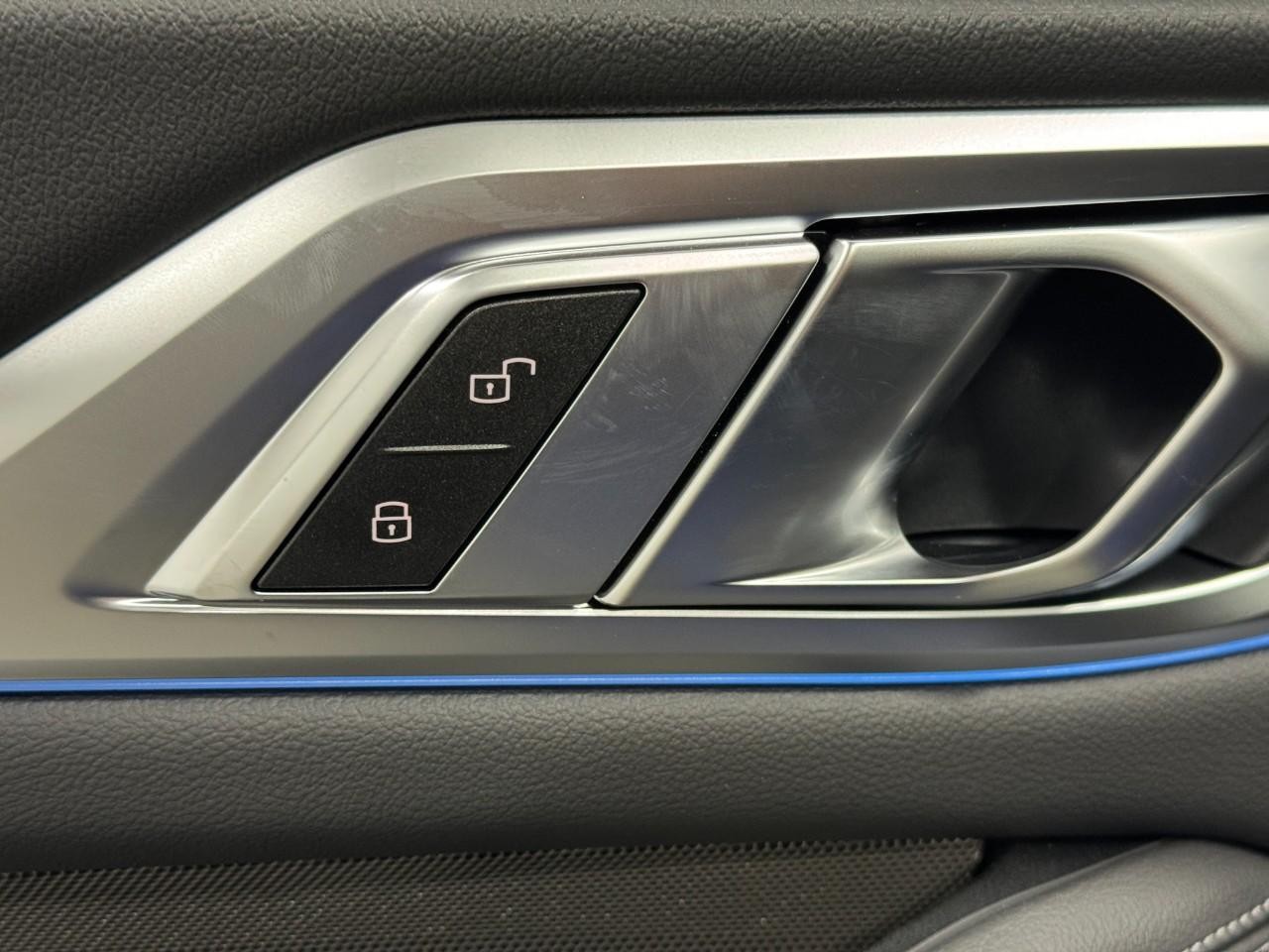 BMW i4 Vehicle Full-screen Gallery Image 24