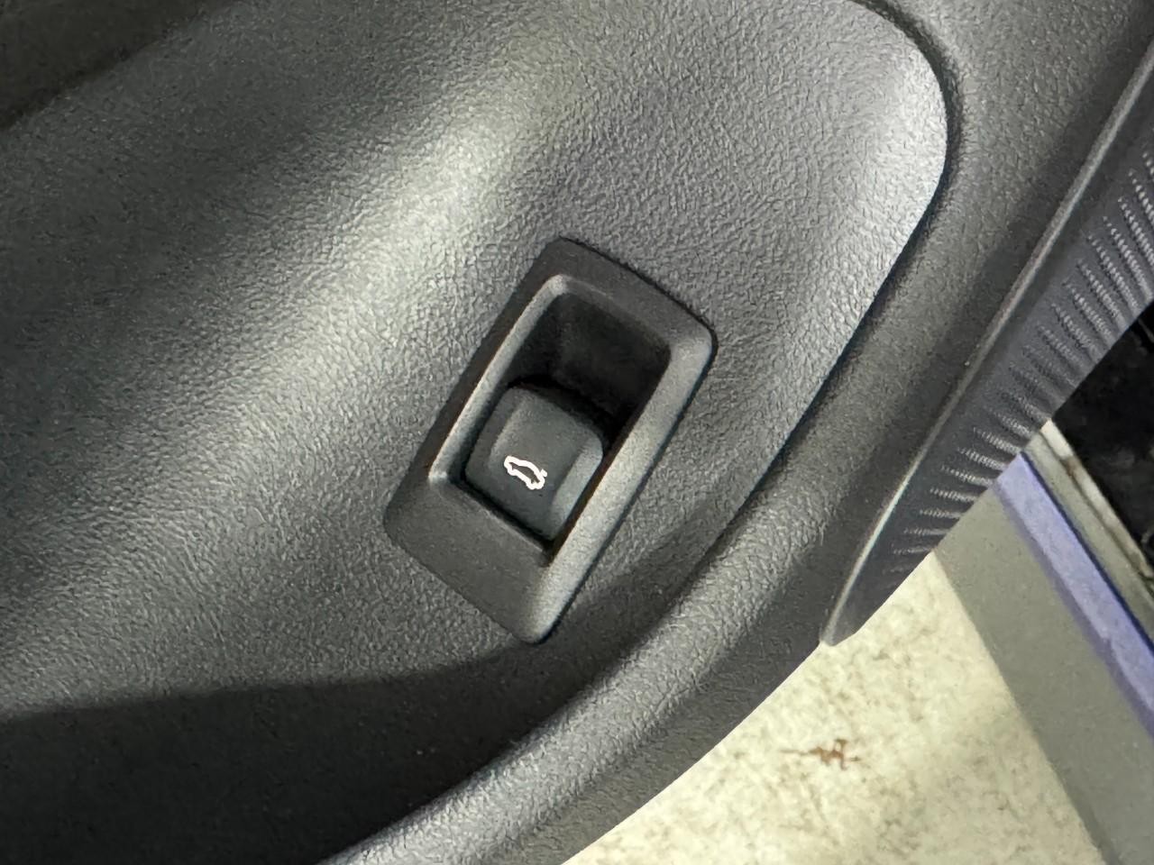 BMW i4 Vehicle Full-screen Gallery Image 27