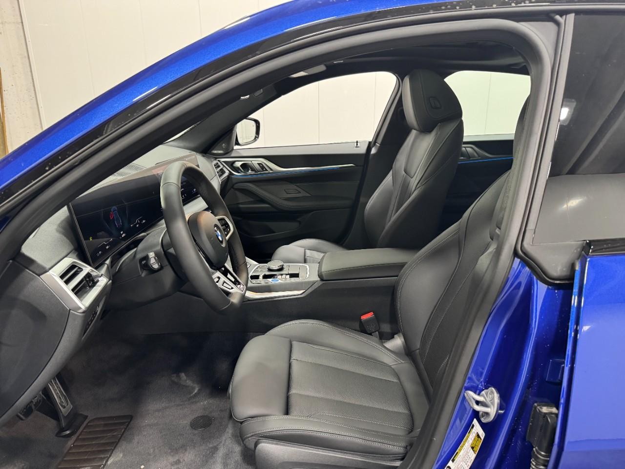 BMW i4 Vehicle Full-screen Gallery Image 28