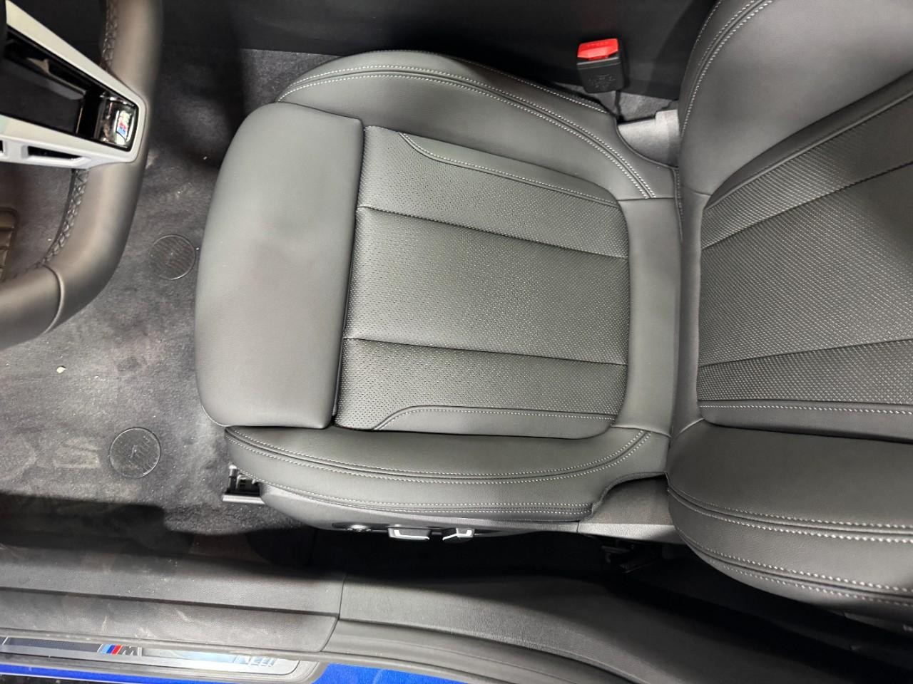 BMW i4 Vehicle Full-screen Gallery Image 29