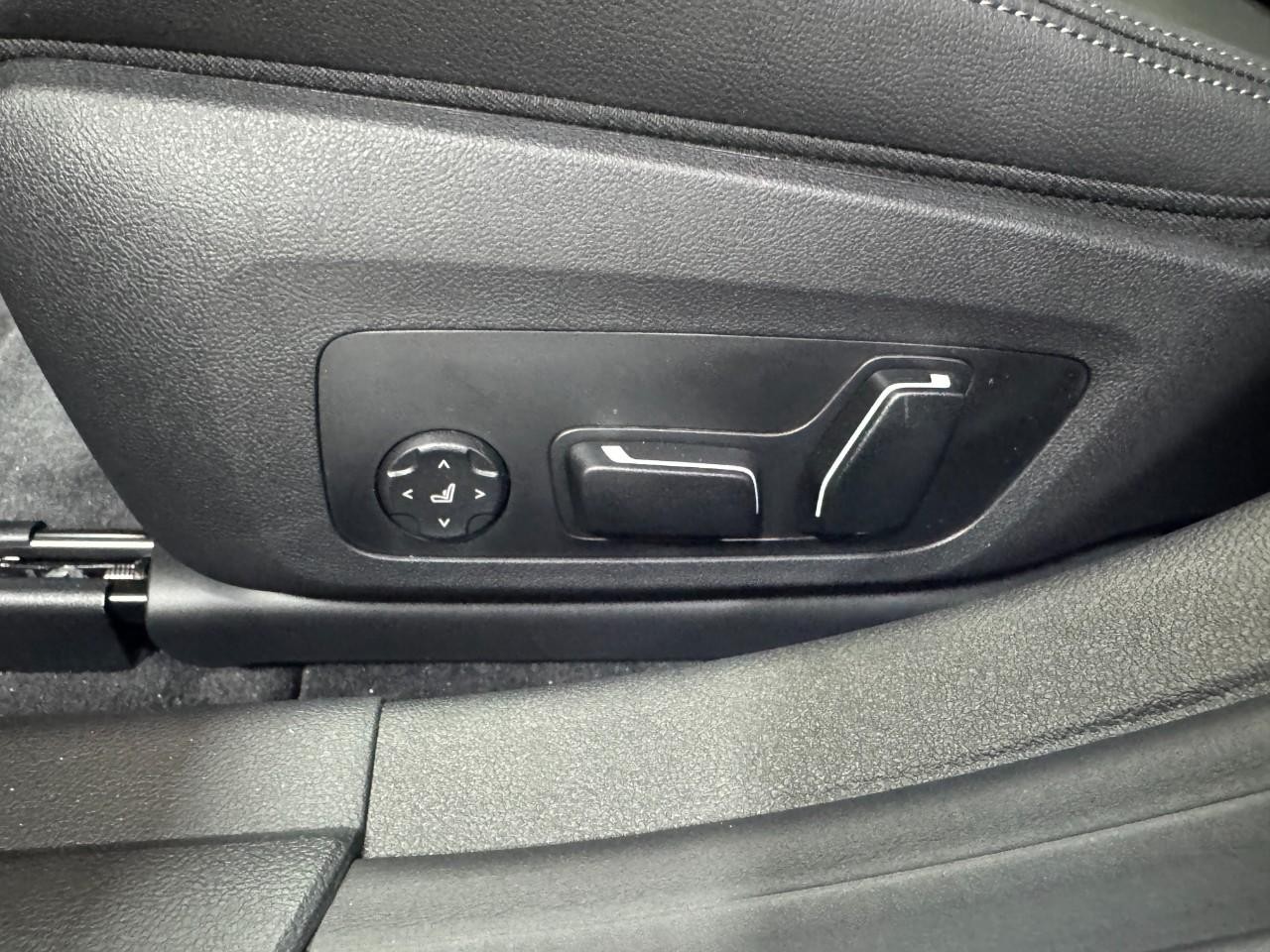 BMW i4 Vehicle Full-screen Gallery Image 30