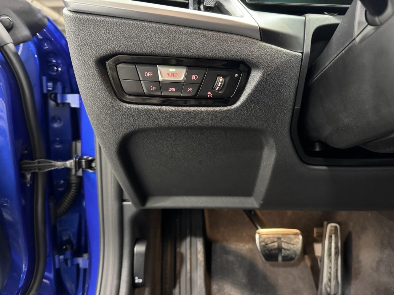 BMW i4 Vehicle Full-screen Gallery Image 31