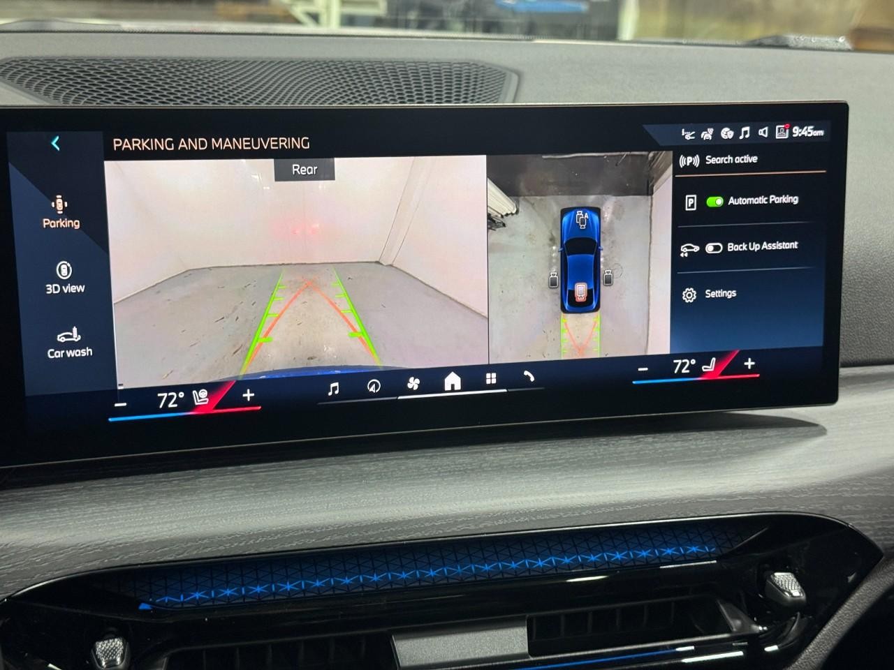 BMW i4 Vehicle Full-screen Gallery Image 35