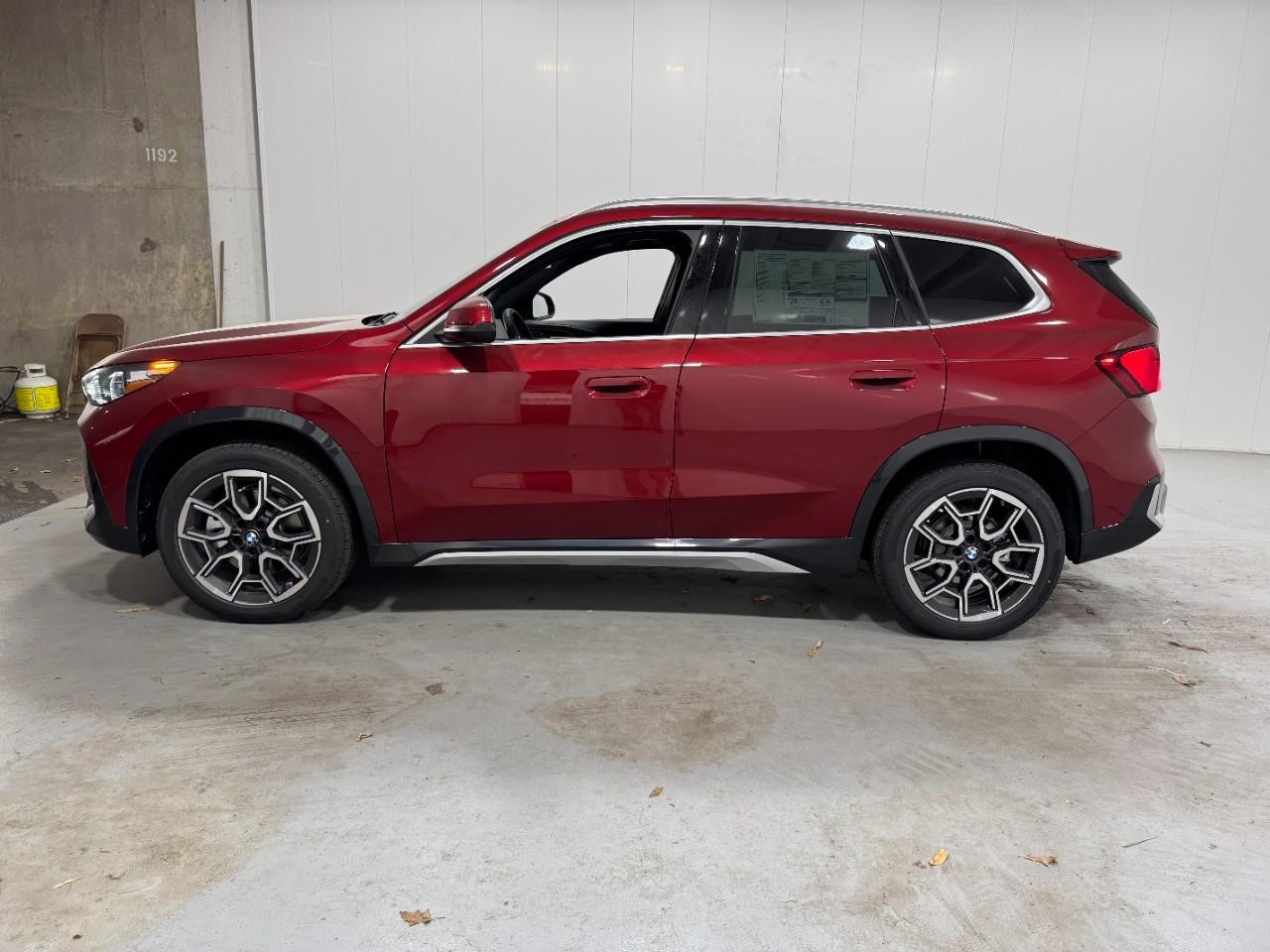 BMW X1 Vehicle Full-screen Gallery Image 2