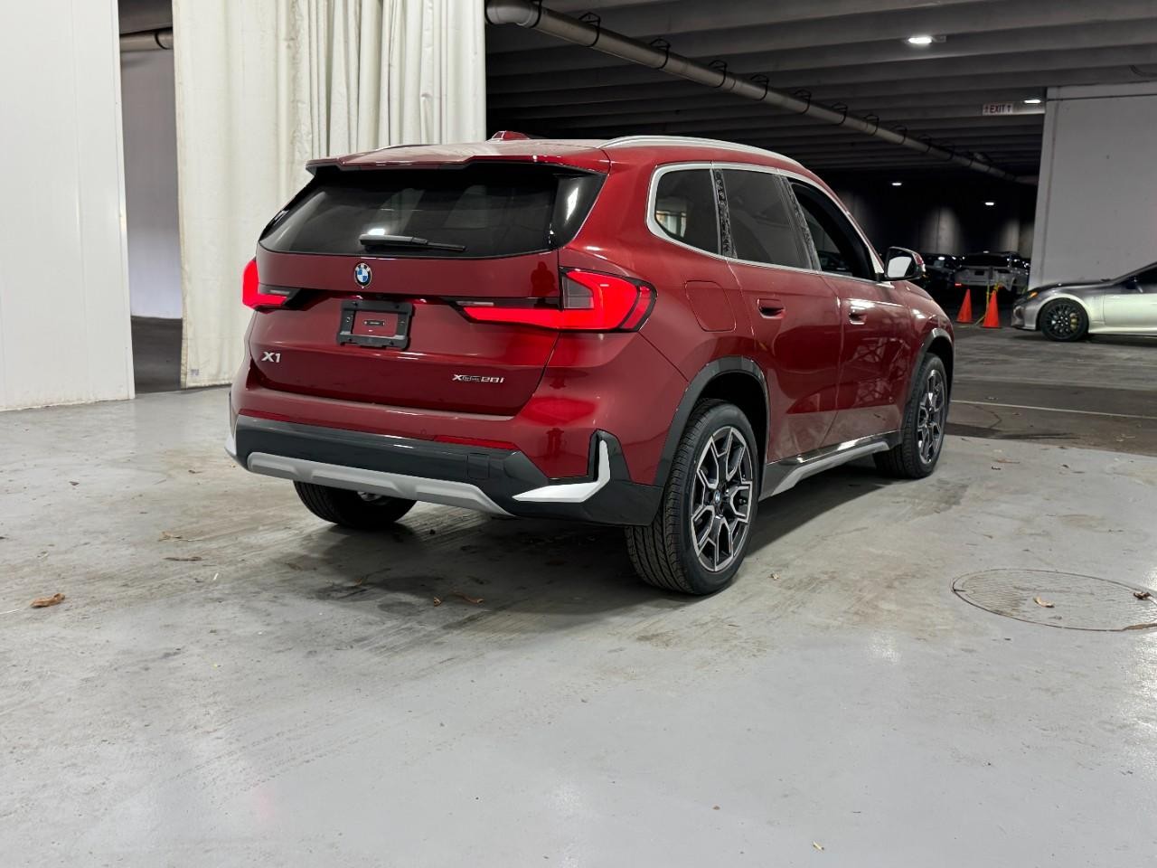 BMW X1 Vehicle Full-screen Gallery Image 4