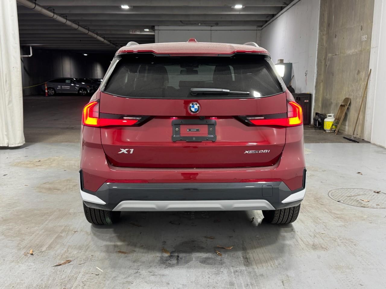 BMW X1 Vehicle Full-screen Gallery Image 9