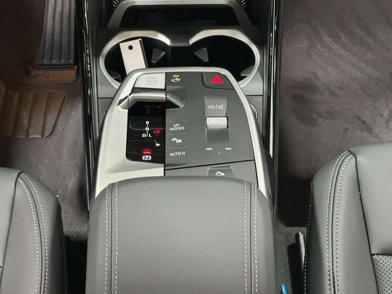 BMW X1 Vehicle Full-screen Gallery Image 15