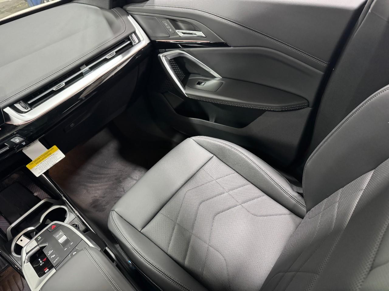 BMW X1 Vehicle Full-screen Gallery Image 16