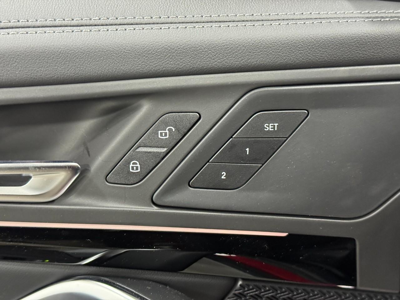 BMW X1 Vehicle Full-screen Gallery Image 22