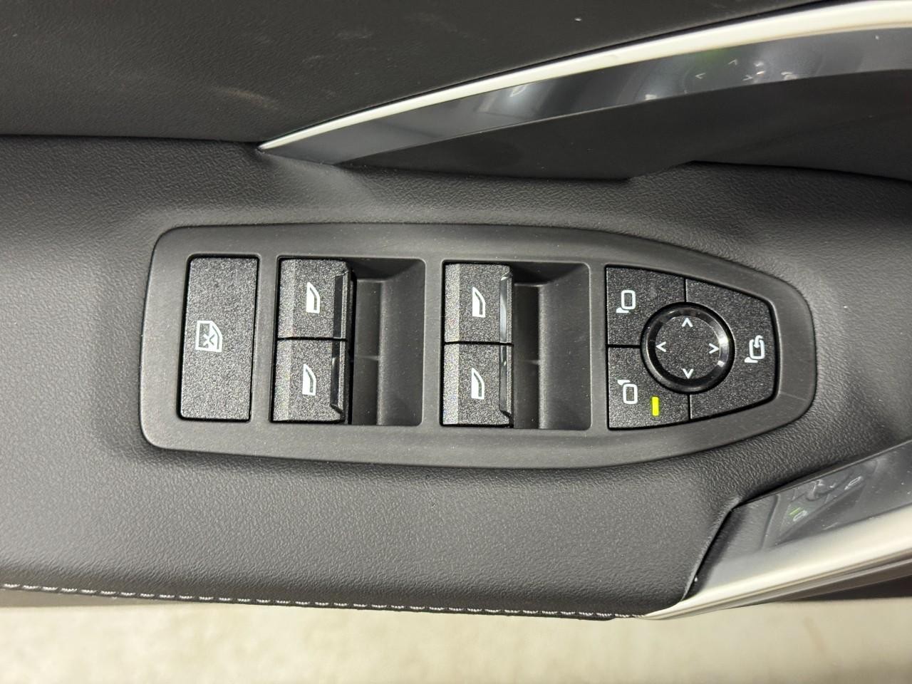 BMW X1 Vehicle Full-screen Gallery Image 23