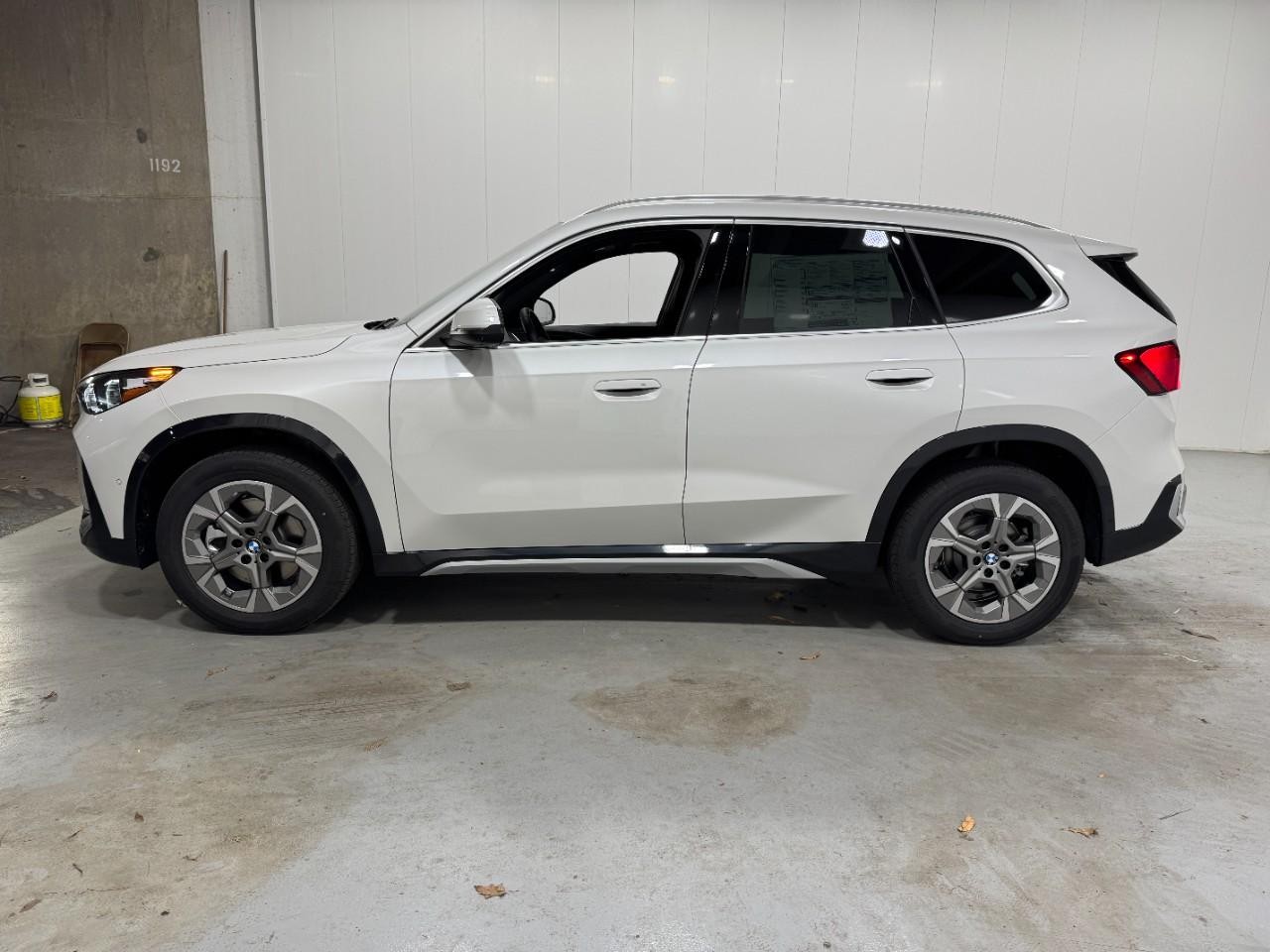 BMW X1 Vehicle Full-screen Gallery Image 2