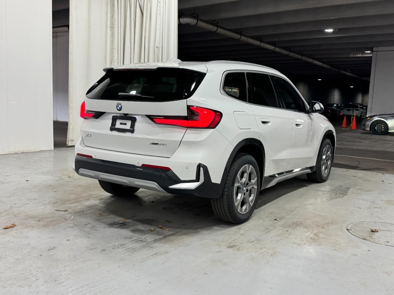 BMW X1 Vehicle Full-screen Gallery Image 4