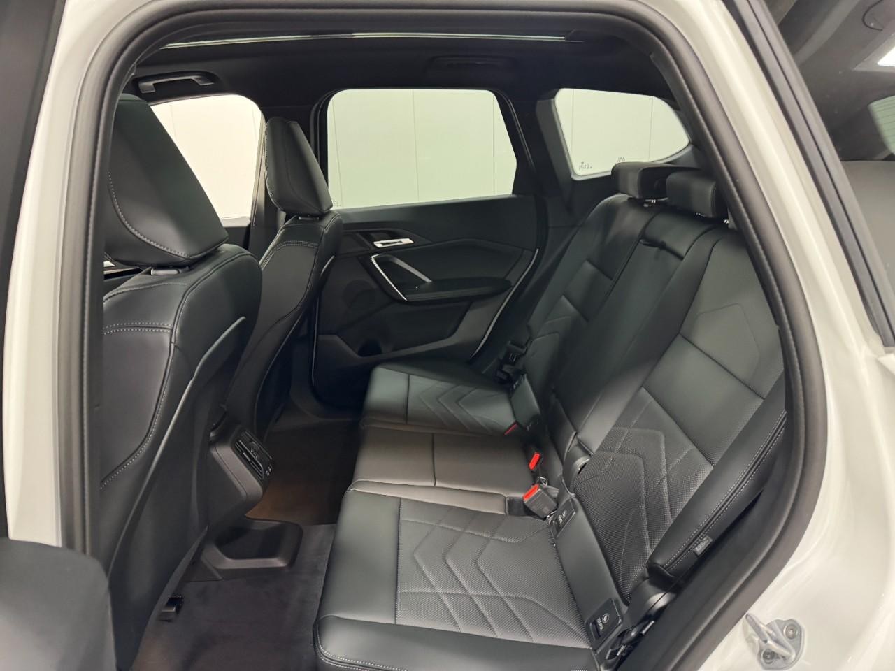 BMW X1 Vehicle Full-screen Gallery Image 8