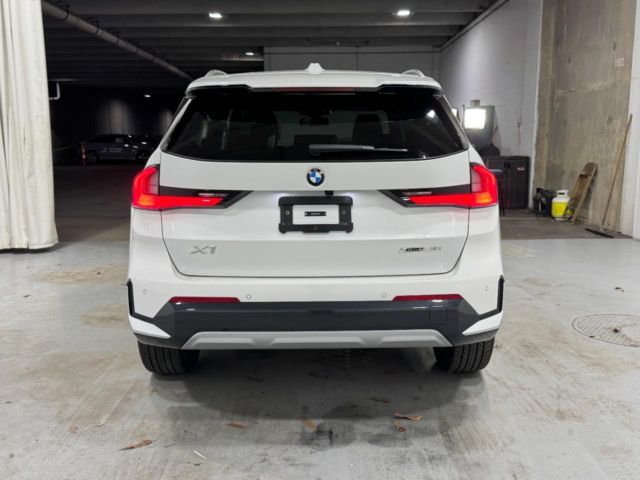 BMW X1 Vehicle Full-screen Gallery Image 9
