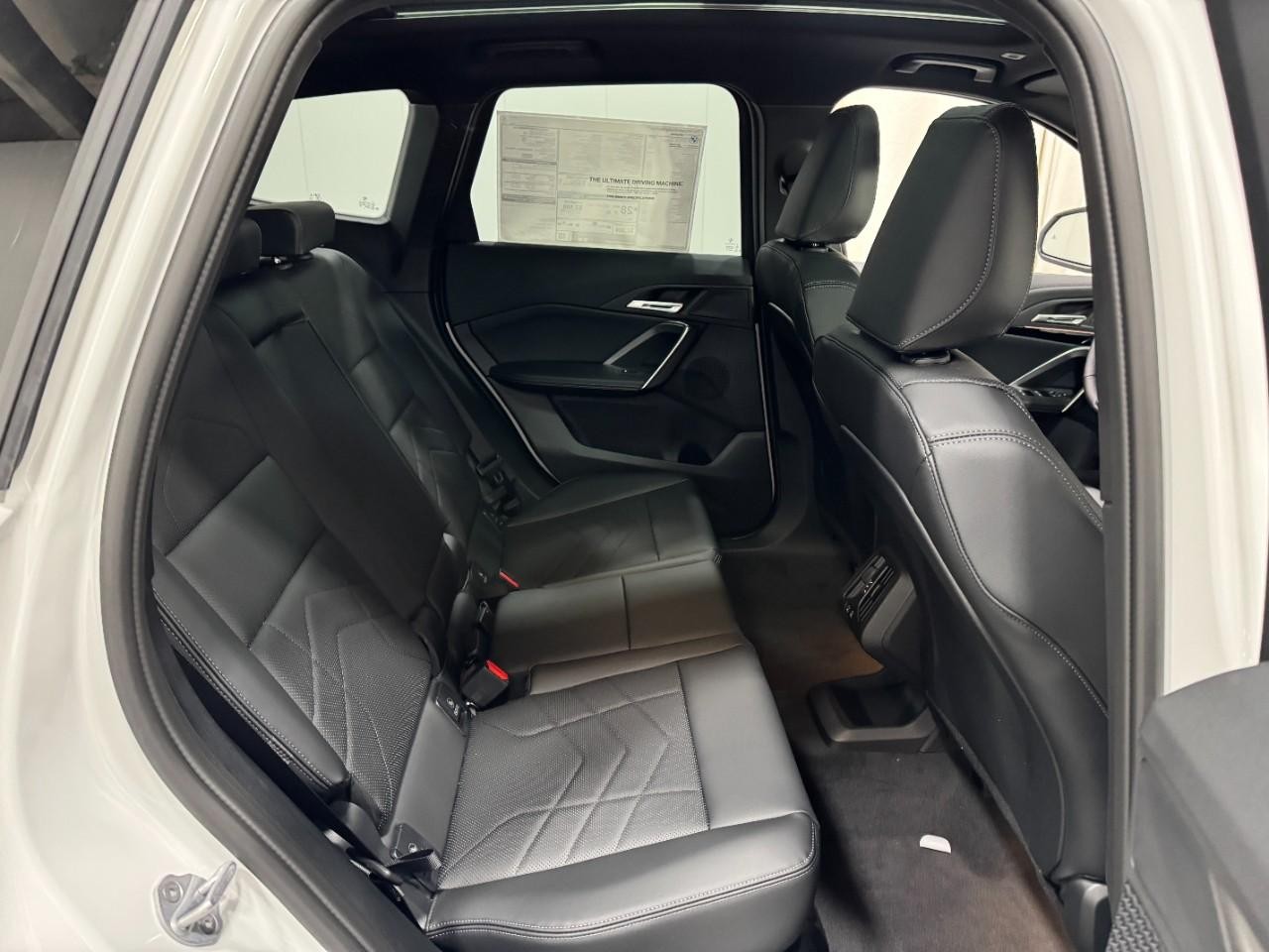 BMW X1 Vehicle Full-screen Gallery Image 10