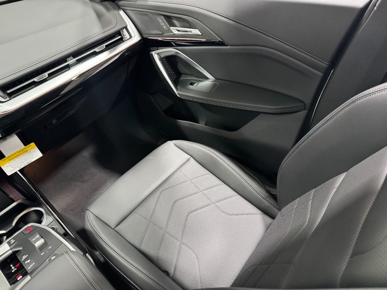 BMW X1 Vehicle Full-screen Gallery Image 15