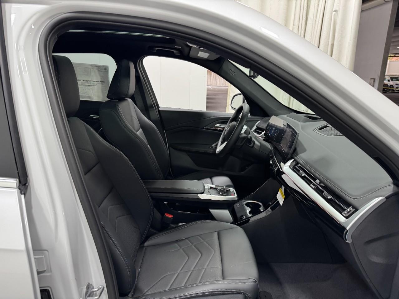 BMW X1 Vehicle Full-screen Gallery Image 16