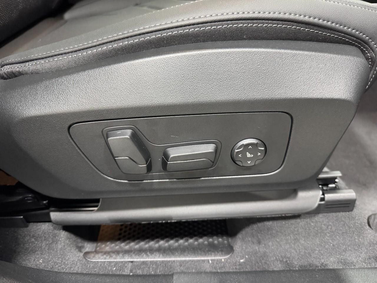 BMW X1 Vehicle Full-screen Gallery Image 18