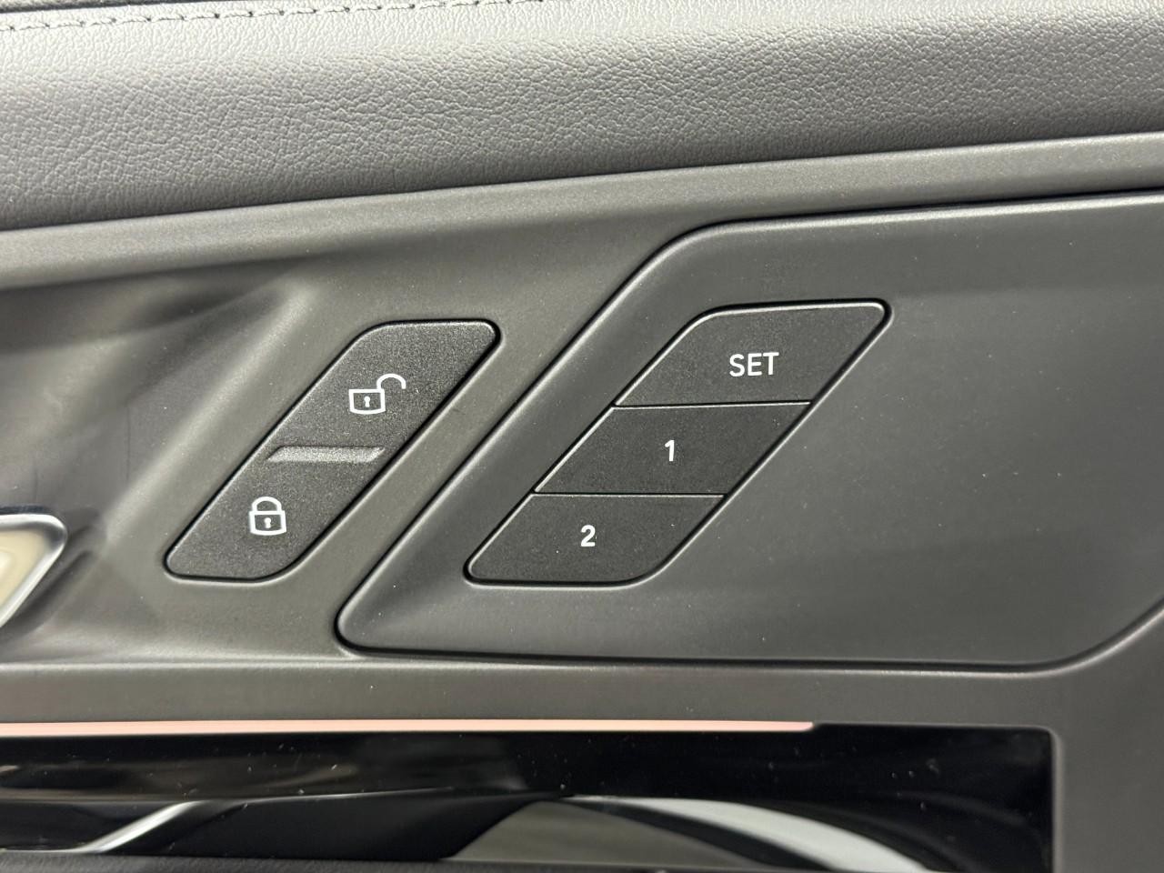 BMW X1 Vehicle Full-screen Gallery Image 21