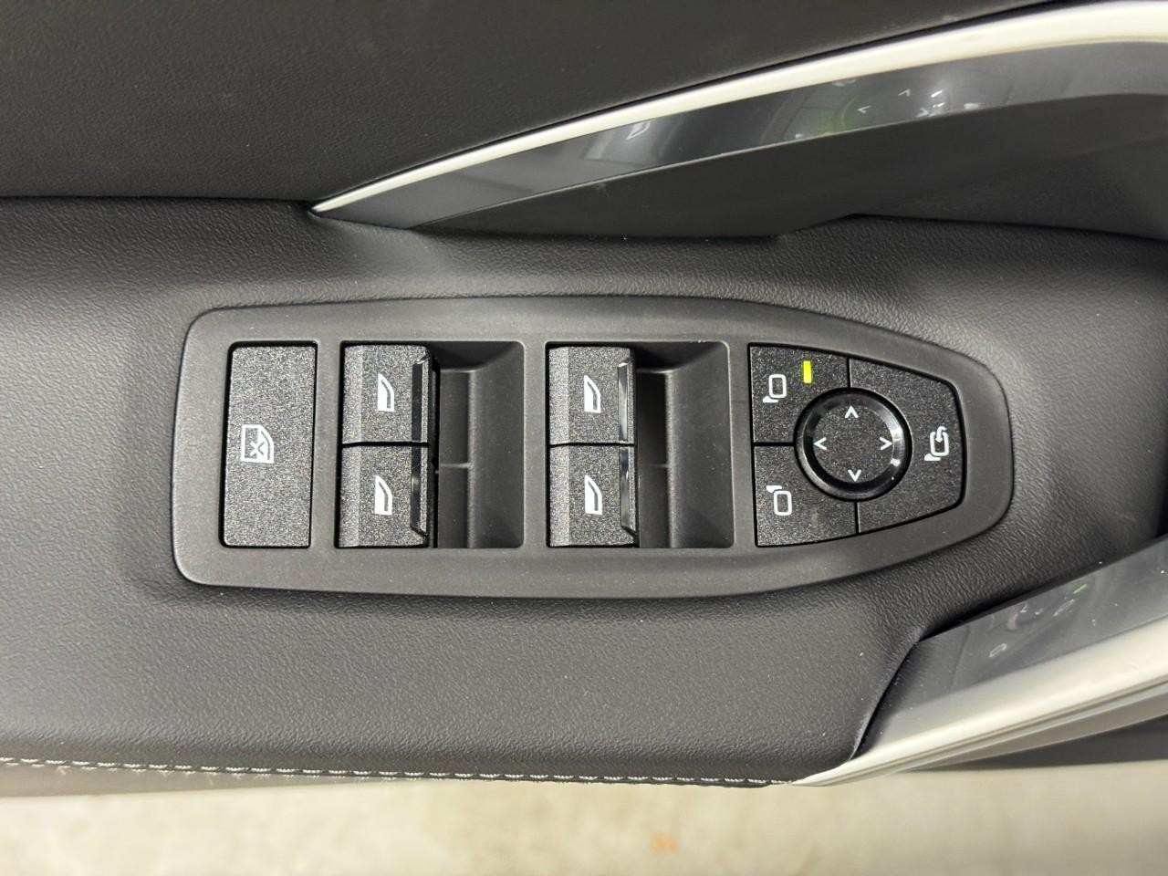 BMW X1 Vehicle Full-screen Gallery Image 22