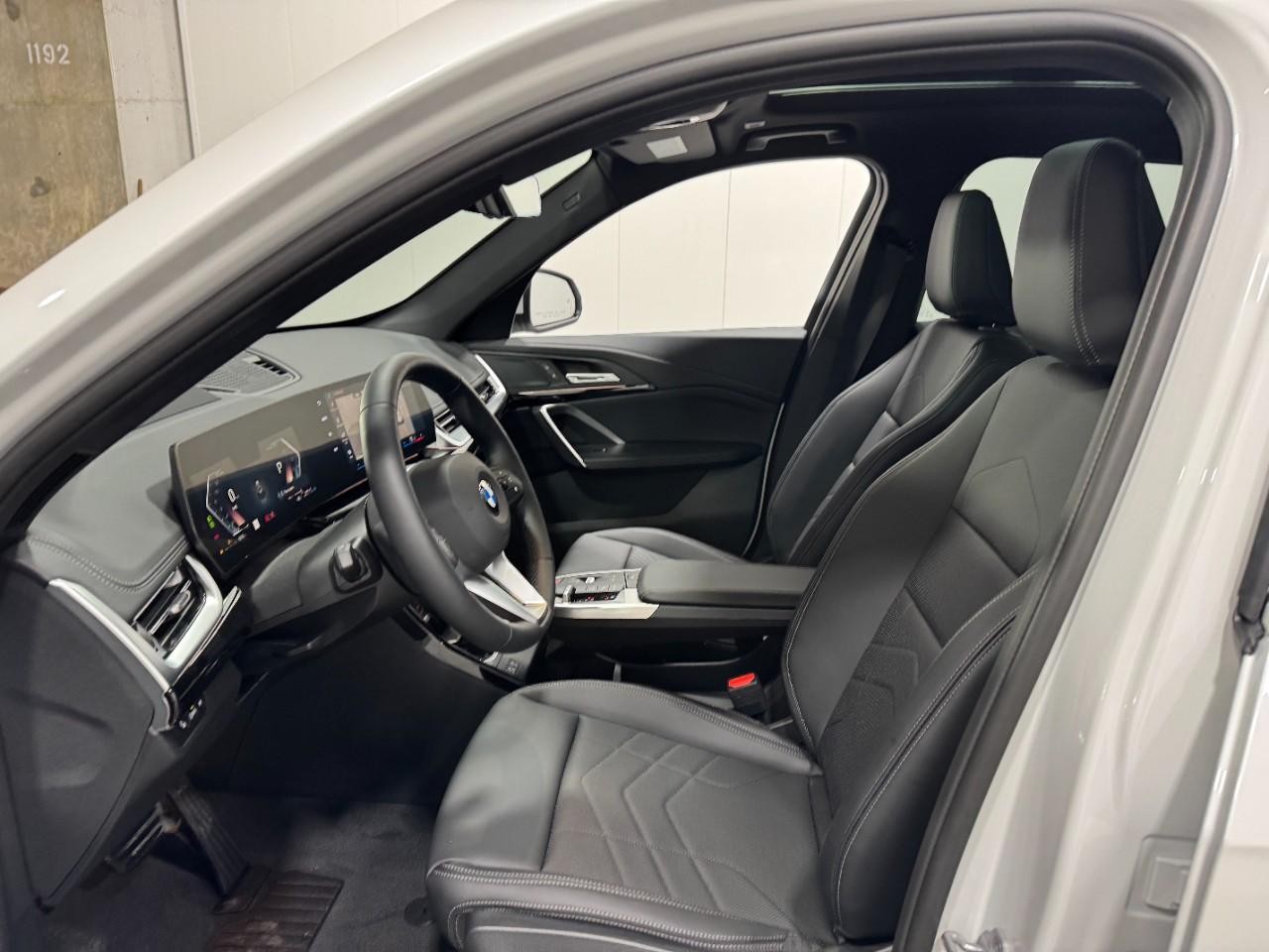 BMW X1 Vehicle Full-screen Gallery Image 24