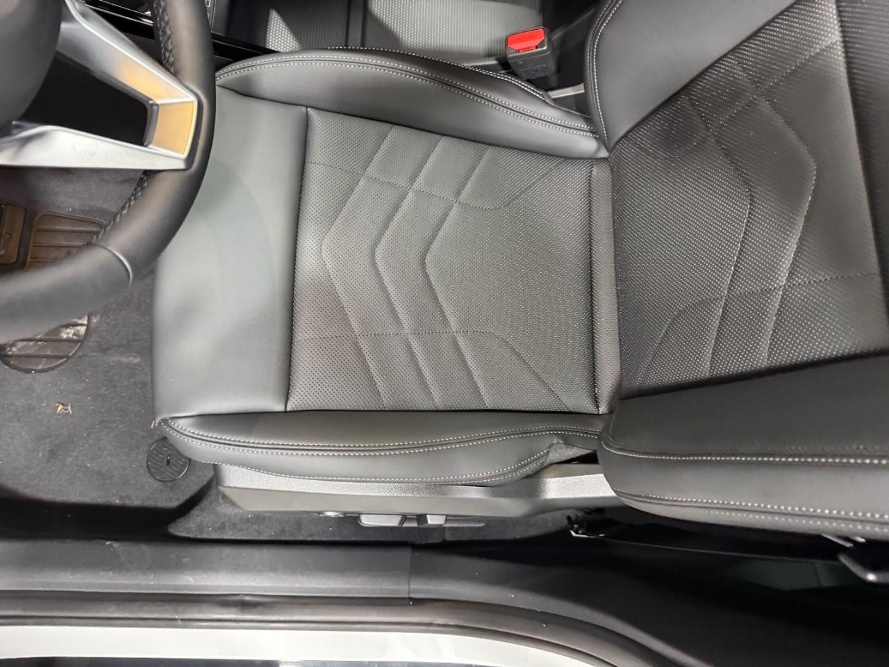 BMW X1 Vehicle Full-screen Gallery Image 25