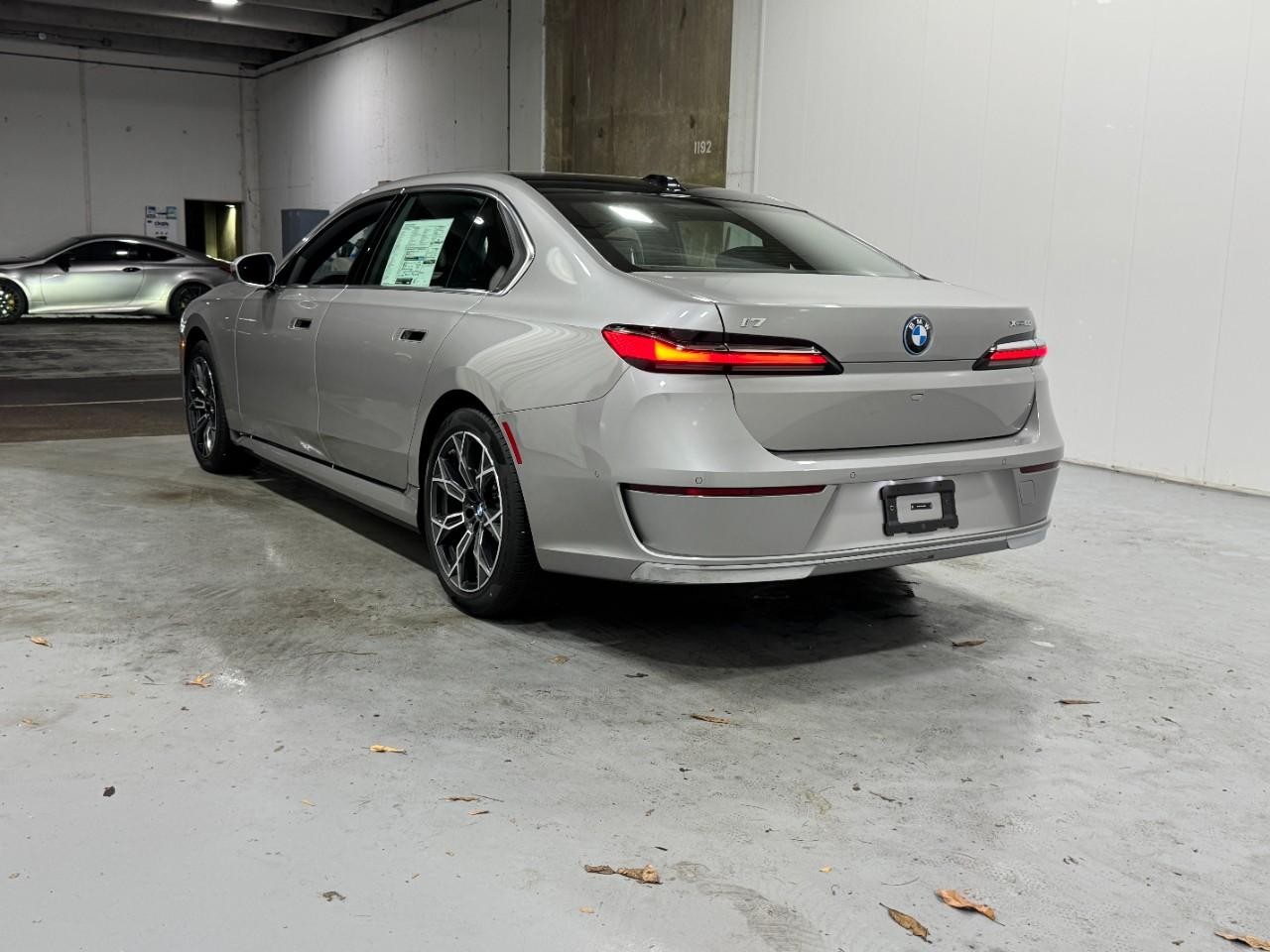 BMW i7 Vehicle Full-screen Gallery Image 3