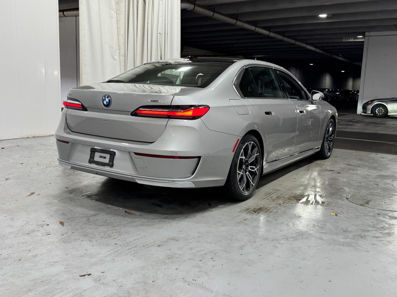BMW i7 Vehicle Full-screen Gallery Image 4