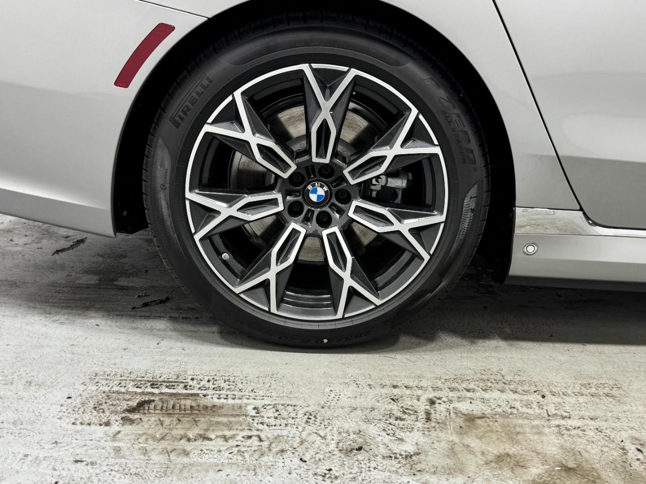 BMW i7 Vehicle Full-screen Gallery Image 5