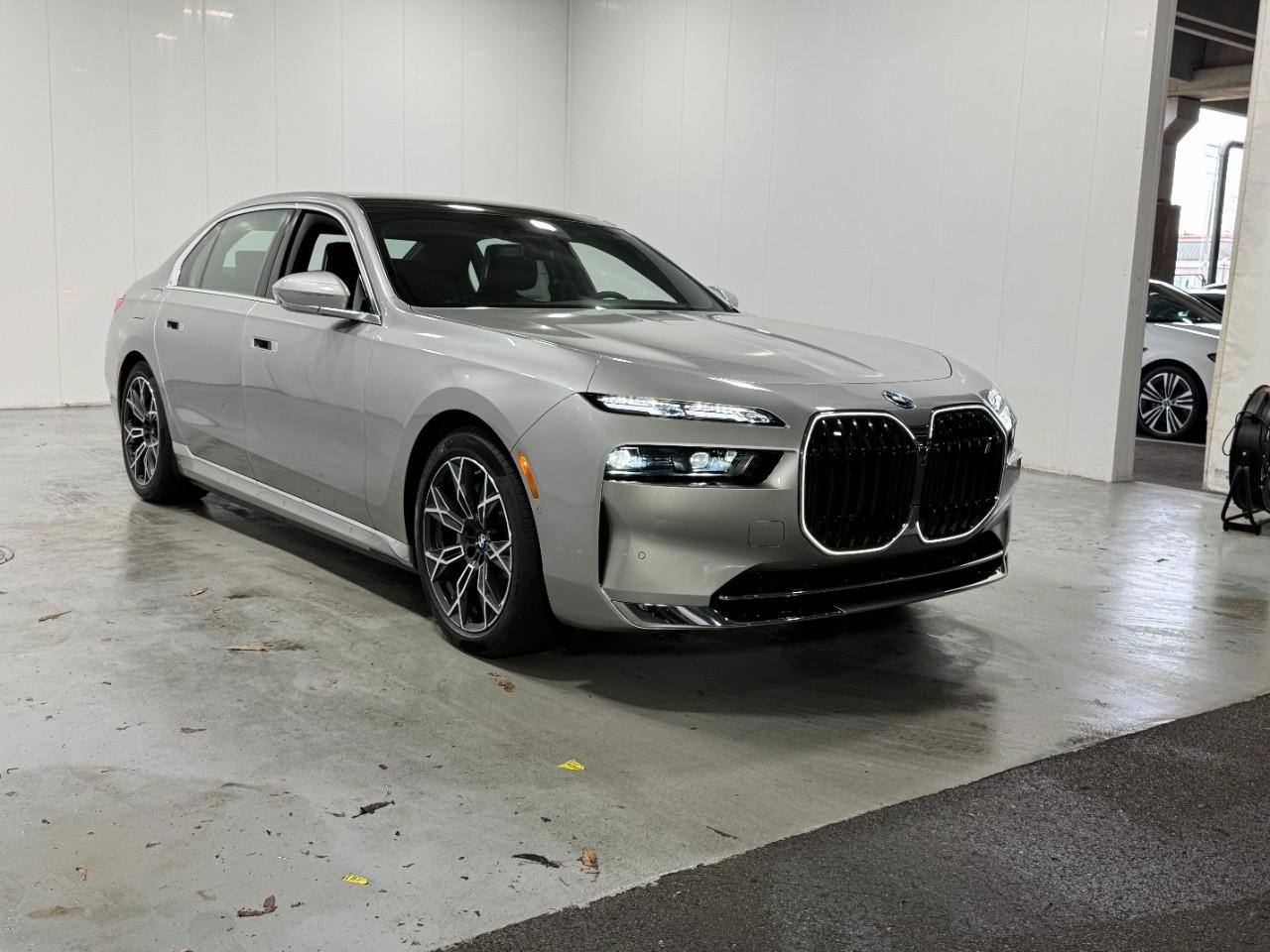 BMW i7 Vehicle Full-screen Gallery Image 6