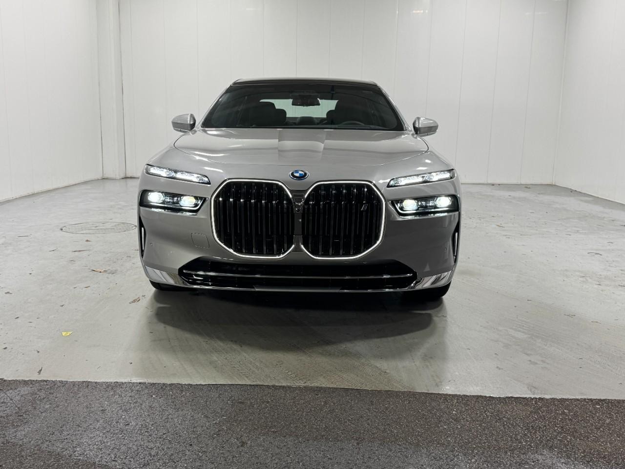 BMW i7 Vehicle Full-screen Gallery Image 7