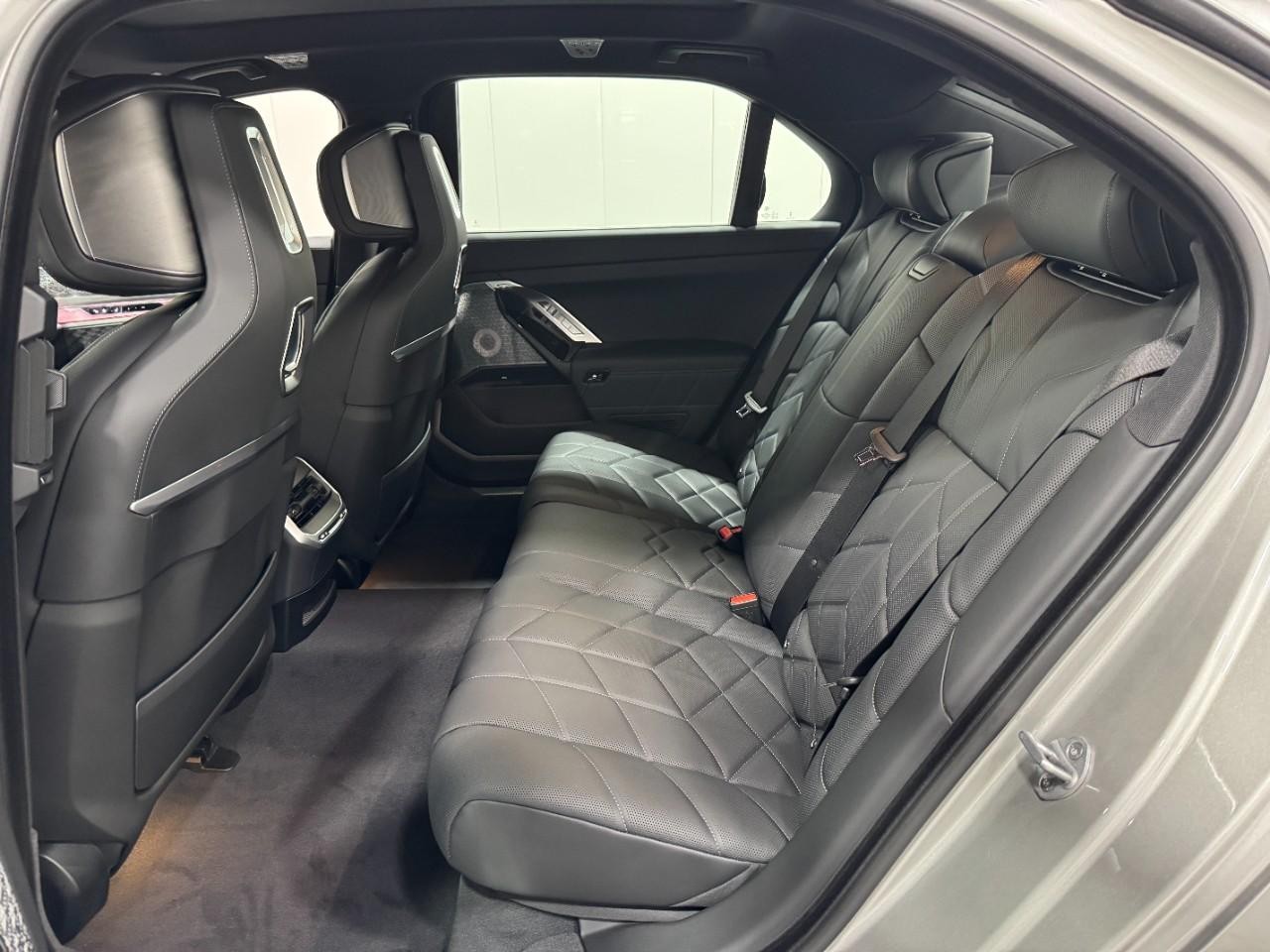 BMW i7 Vehicle Full-screen Gallery Image 8