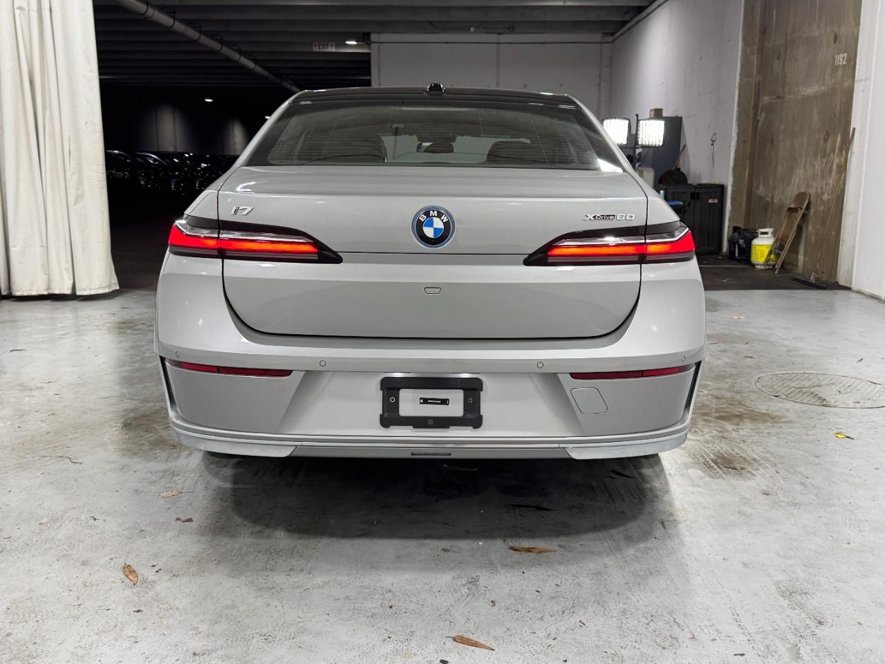 BMW i7 Vehicle Full-screen Gallery Image 9