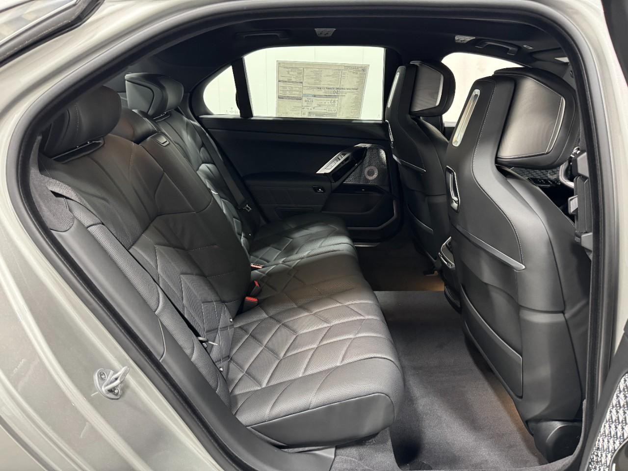 BMW i7 Vehicle Full-screen Gallery Image 10