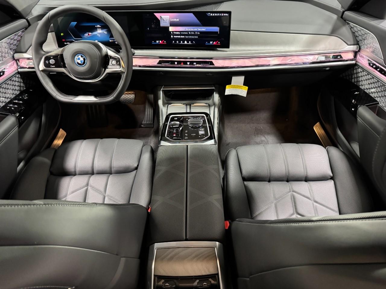BMW i7 Vehicle Full-screen Gallery Image 12