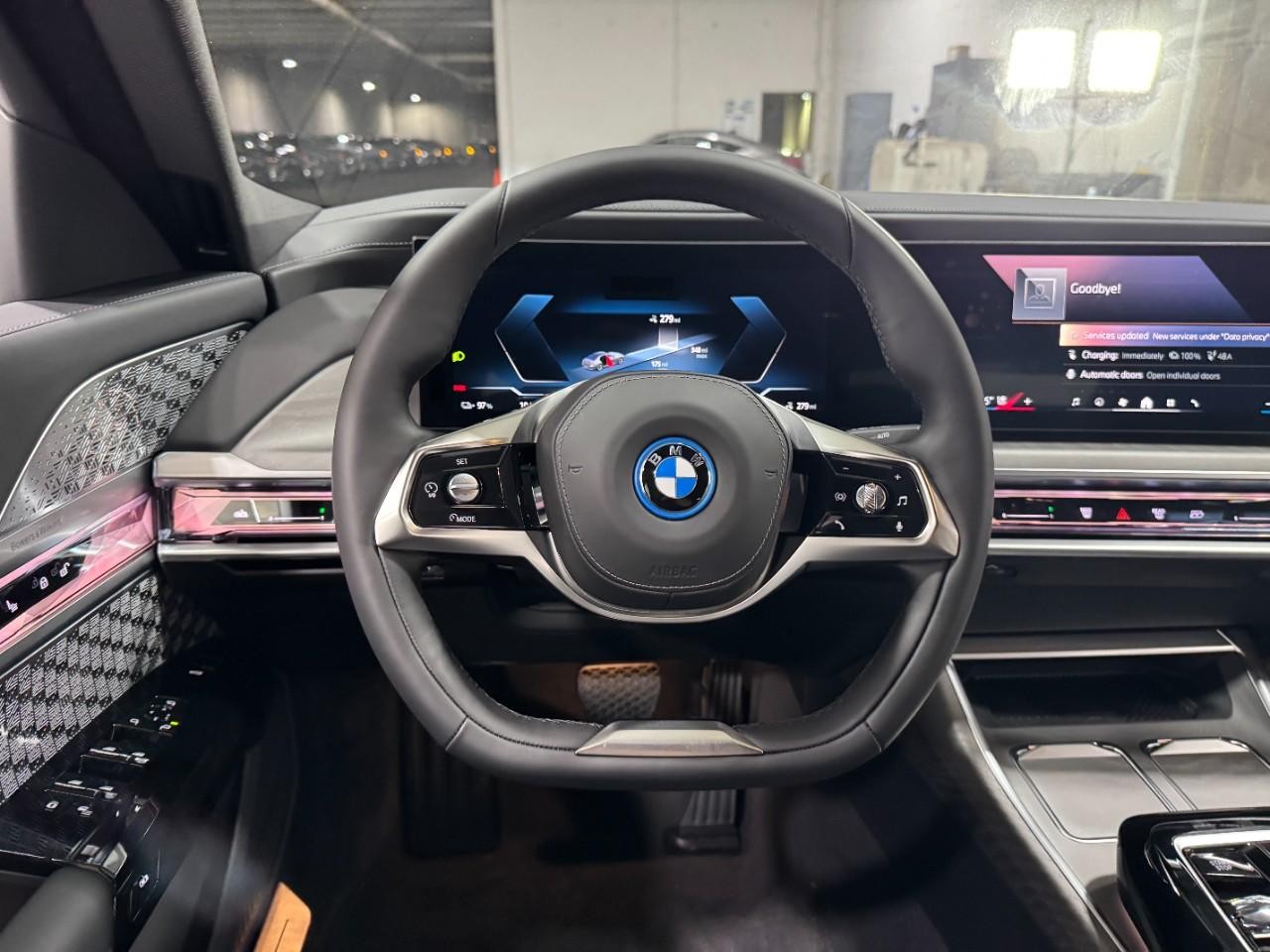 BMW i7 Vehicle Full-screen Gallery Image 13