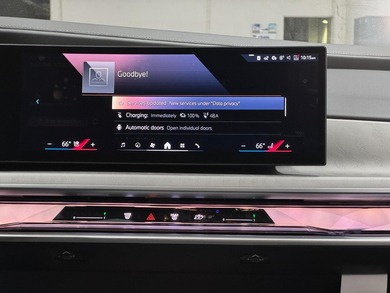 BMW i7 Vehicle Full-screen Gallery Image 14