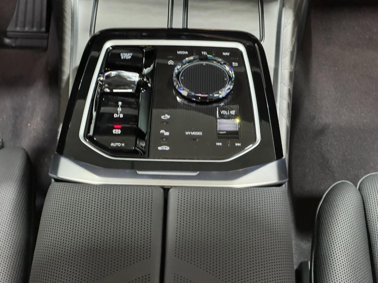 BMW i7 Vehicle Full-screen Gallery Image 15