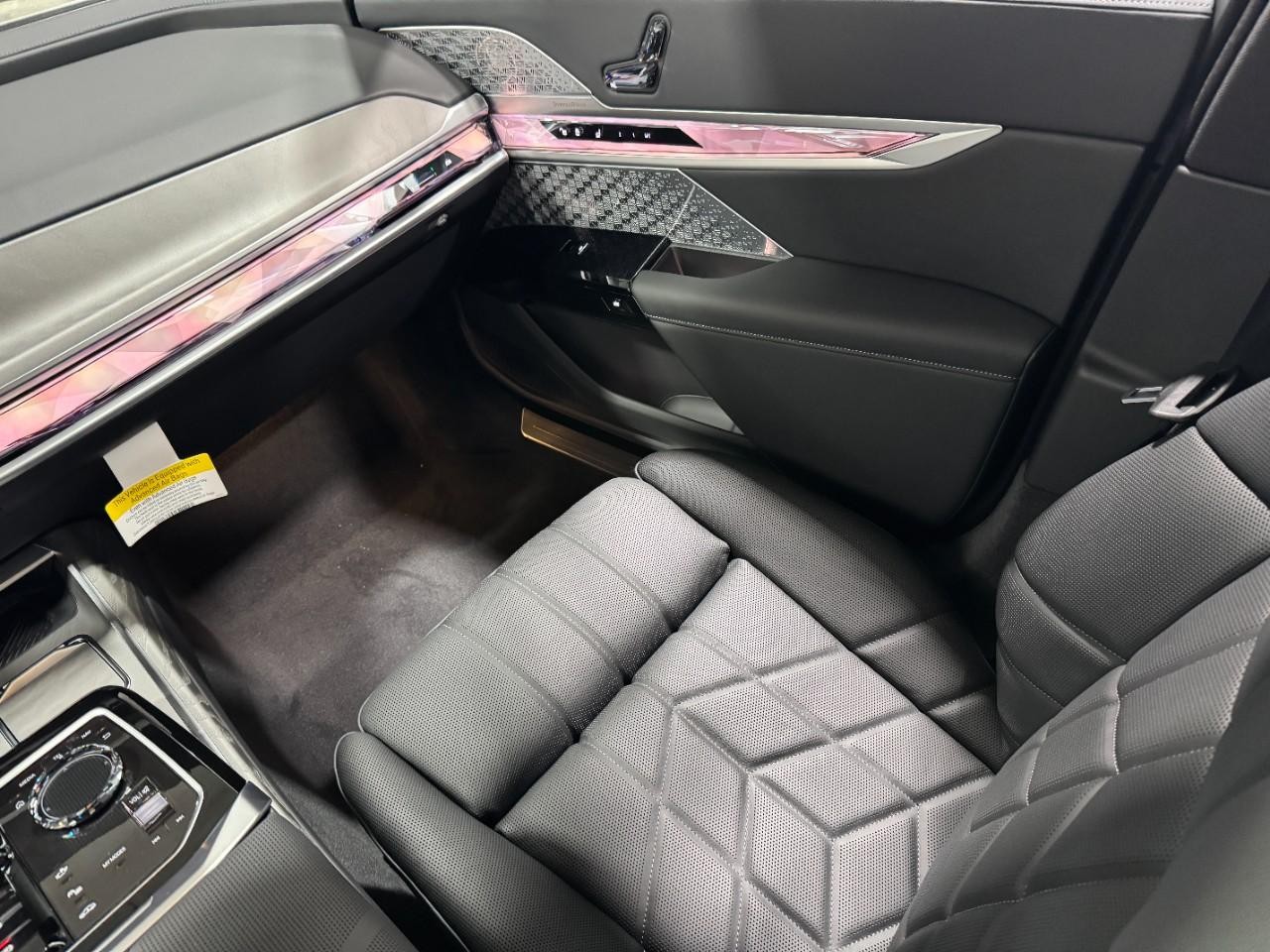 BMW i7 Vehicle Full-screen Gallery Image 16