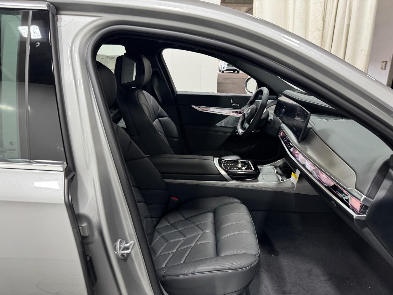 BMW i7 Vehicle Full-screen Gallery Image 17