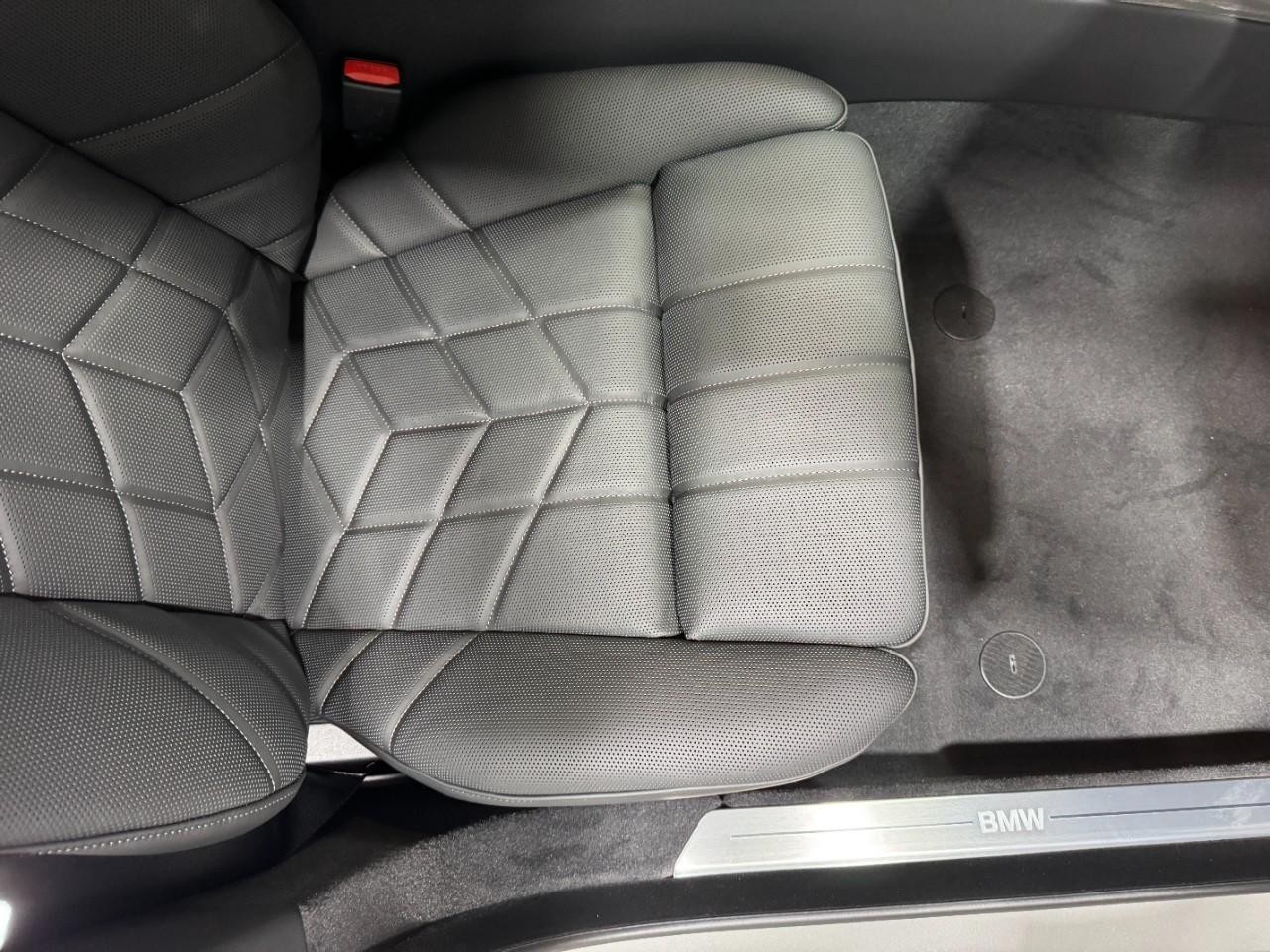 BMW i7 Vehicle Full-screen Gallery Image 18