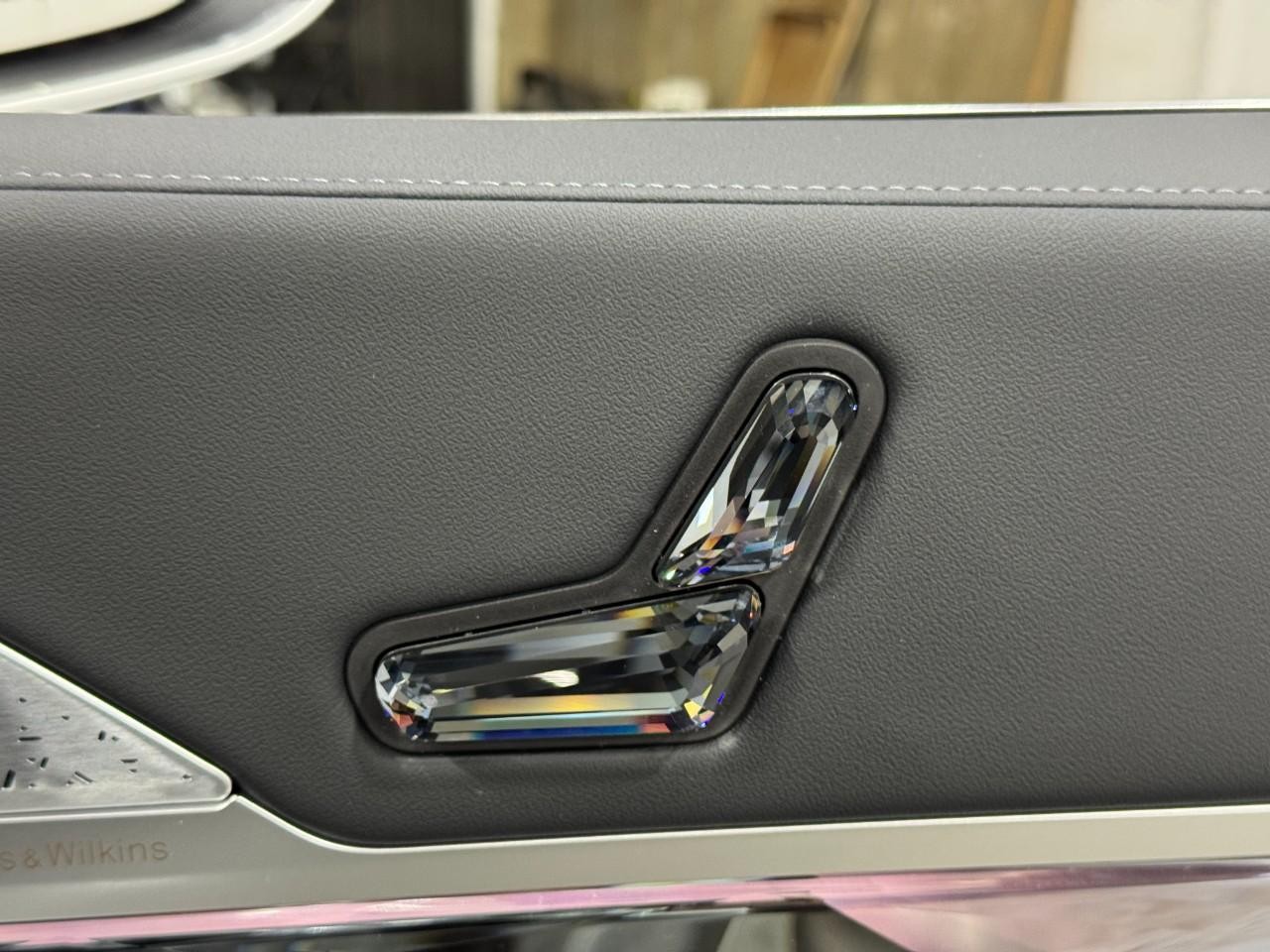 BMW i7 Vehicle Full-screen Gallery Image 19